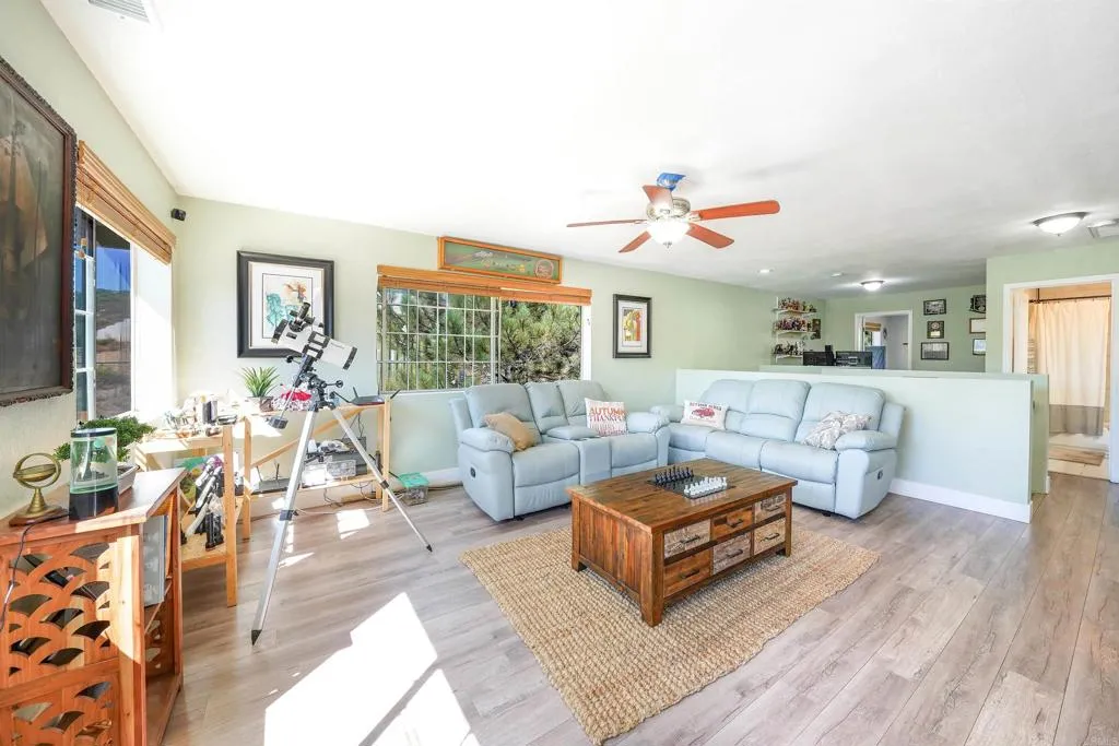https://cdn.realtyfeed.com/cdn/127/306614452/8a909235c6fa48ca745f7de0cca045b6.webp