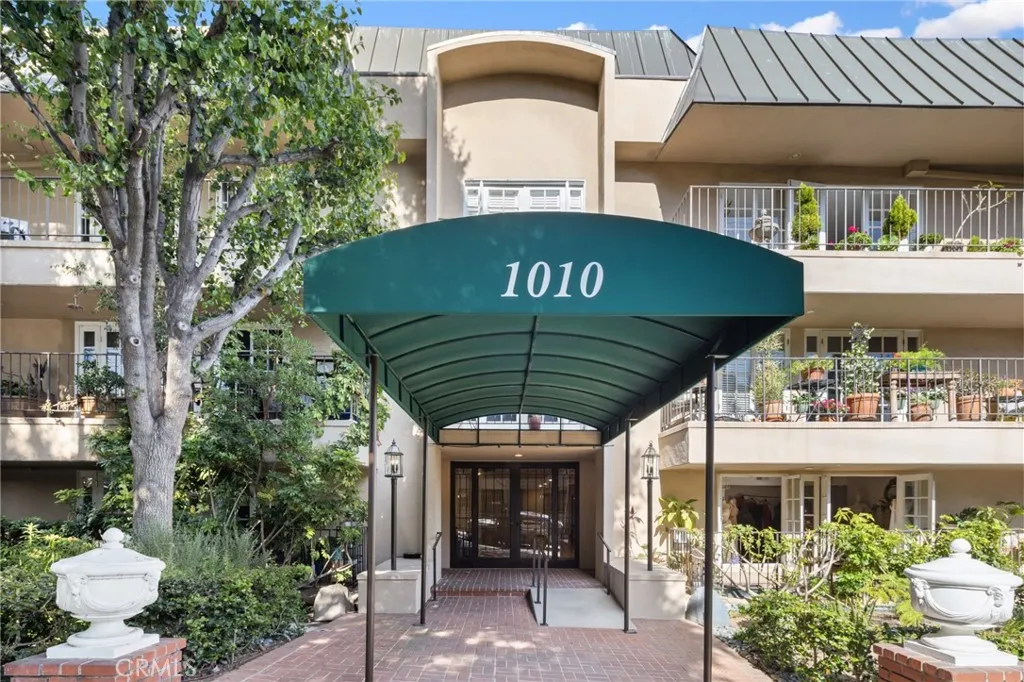 1010 Palm Avenue Unit 207, West Hollywood, CA 90069