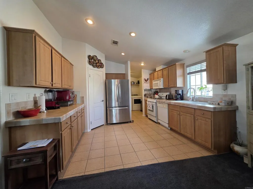 https://cdn.realtyfeed.com/cdn/127/306614661/0121acf2fbe8ba74d76f299b60500ba8.webp