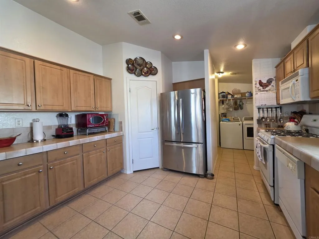 https://cdn.realtyfeed.com/cdn/127/306614661/f5946ae52f1c4facec64fd6f94fea909.webp