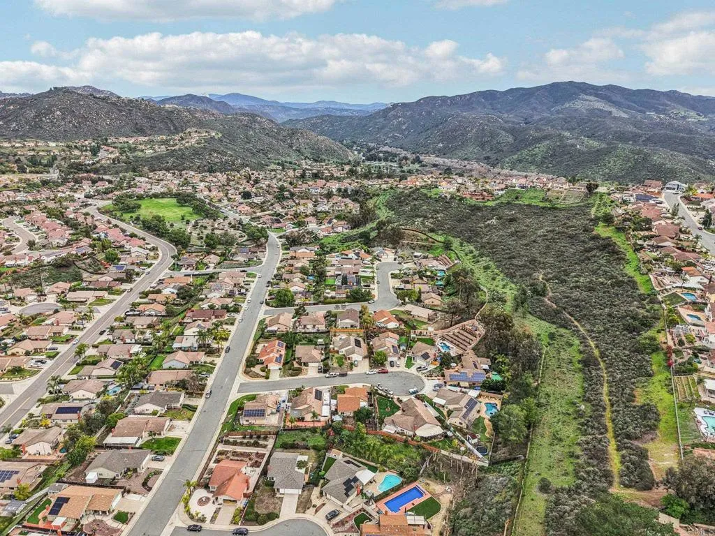 https://cdn.realtyfeed.com/cdn/127/306615176/c74e1a2e3f550c20af6a815120574c7d.webp