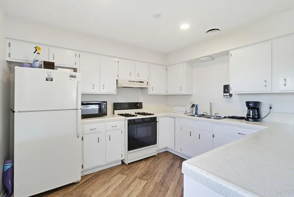 https://cdn.realtyfeed.com/cdn/127/306615229/087250af198b1ed3635f4c0defd01a96.webp