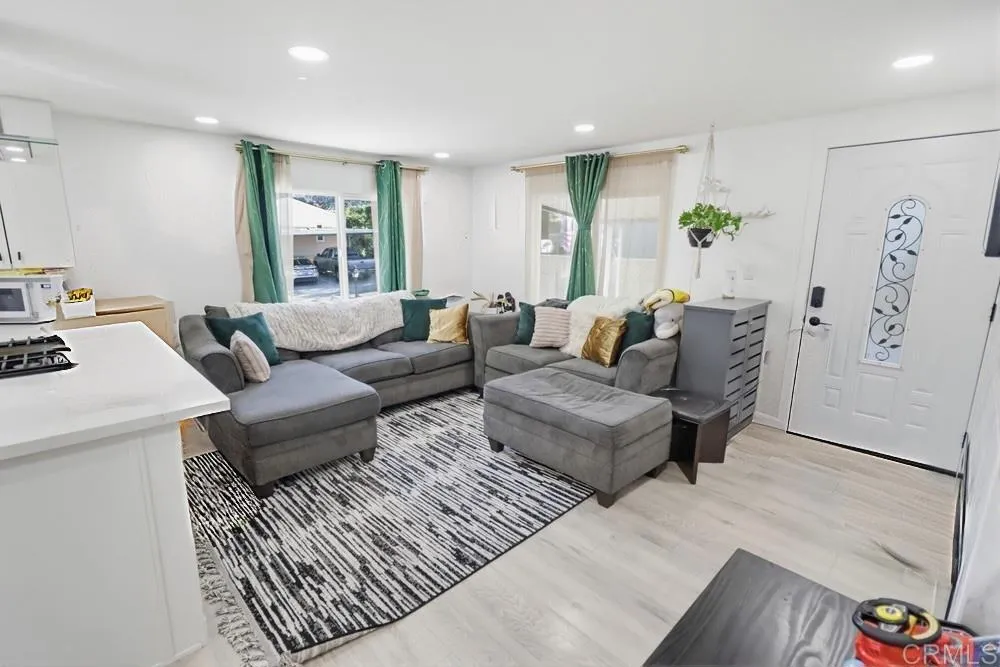 https://cdn.realtyfeed.com/cdn/127/306615229/319b03a9b974ad9ae3b5d64c5f91ad36.webp