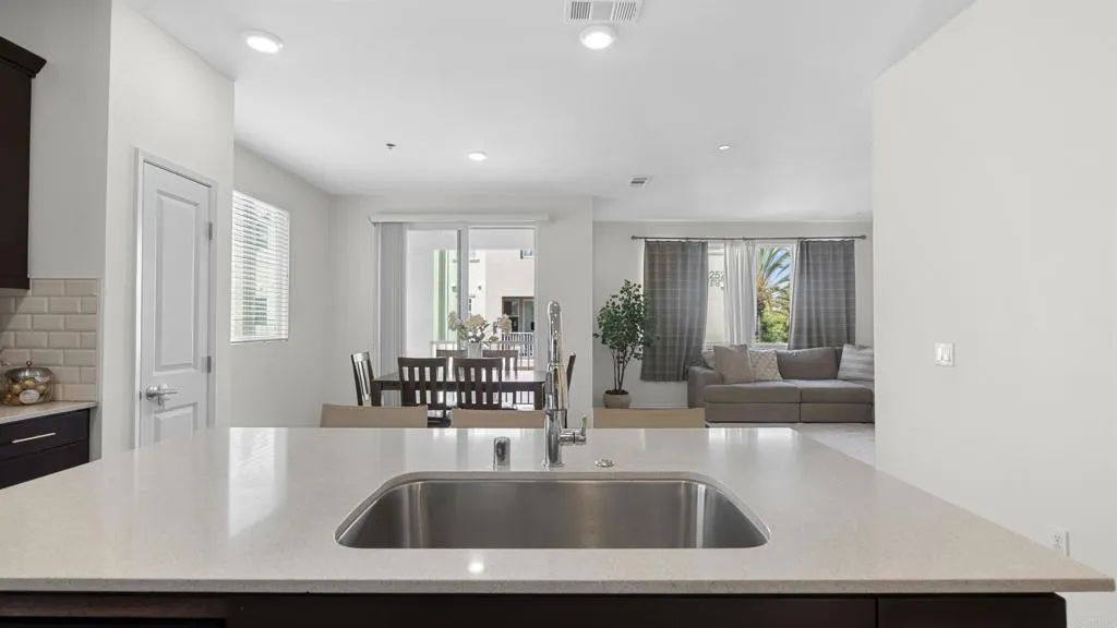 https://cdn.realtyfeed.com/cdn/127/306615354/153e71e74da84a0dbe28dad21a3483af.webp