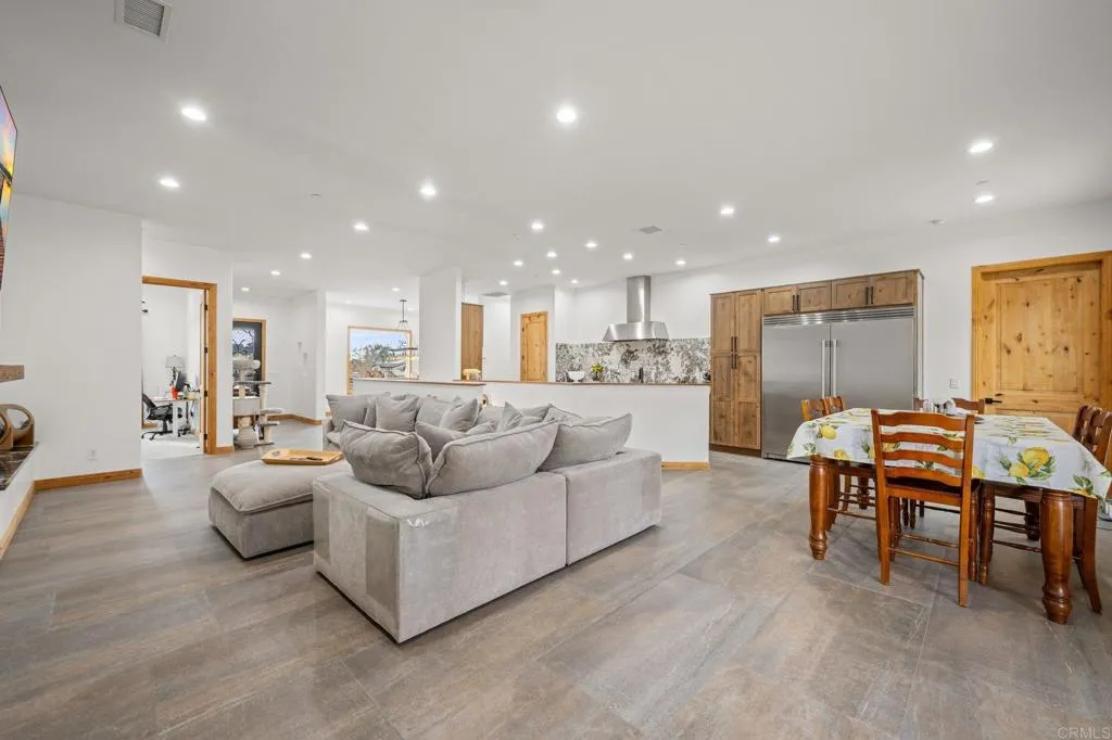 https://cdn.realtyfeed.com/cdn/127/306615401/06bdace3718c08362381c8d66ace83b6.webp