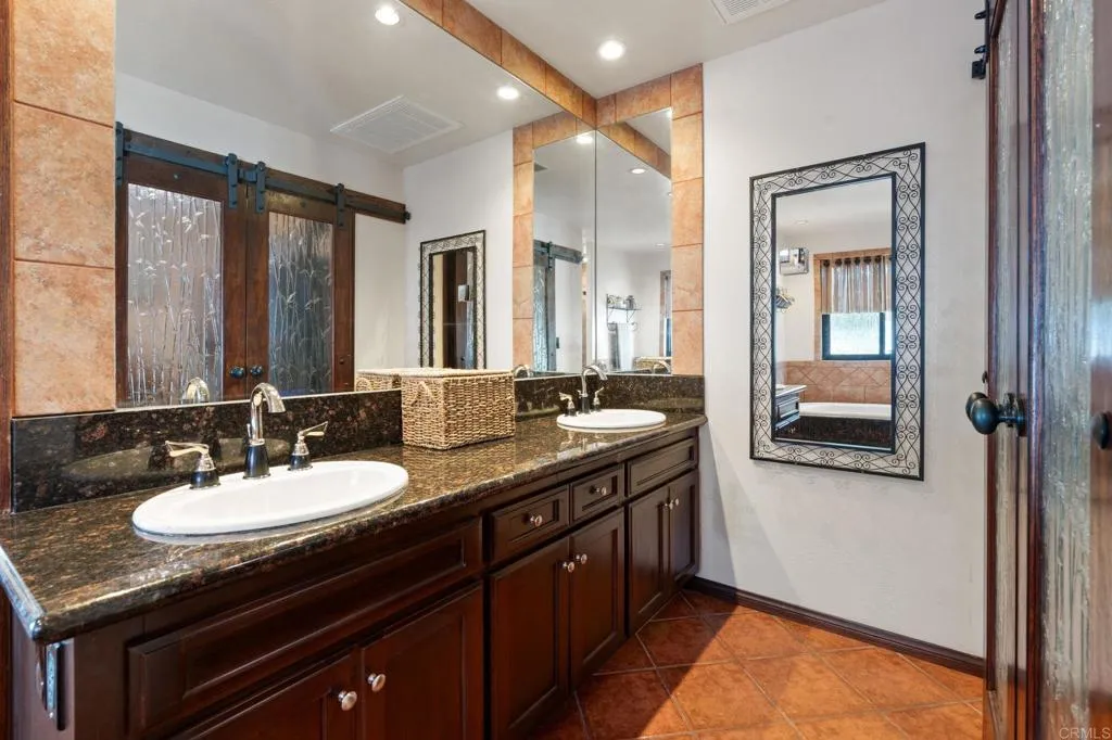 https://cdn.realtyfeed.com/cdn/127/306615552/79a1bf60fa63a23a9b743da6f48db17f.webp