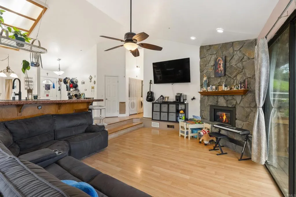 https://cdn.realtyfeed.com/cdn/127/306615605/bc049f42fa19c0c866976892e3d517c4.webp