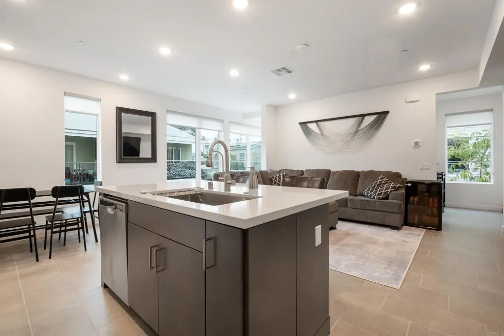 https://cdn.realtyfeed.com/cdn/127/306615785/4c60bfe0616e720e90d195af38319efd.webp