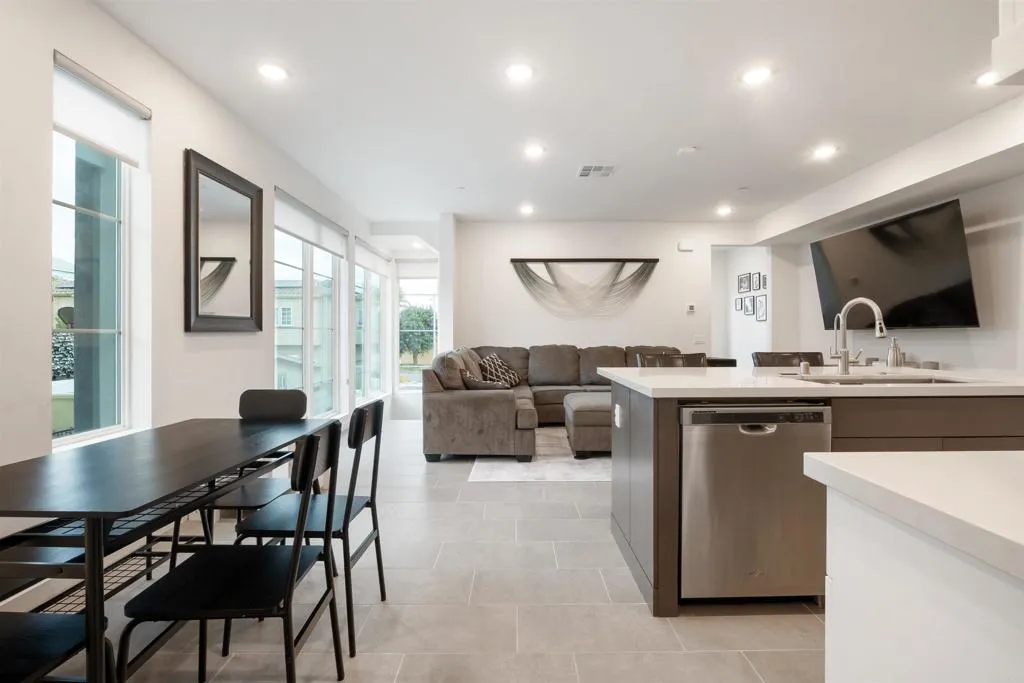 https://cdn.realtyfeed.com/cdn/127/306615785/c0bda772fe25334d526efc41b718f11c.webp