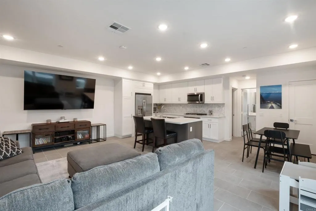 https://cdn.realtyfeed.com/cdn/127/306615785/e7177f201e160bb480e9a8d025600f73.webp