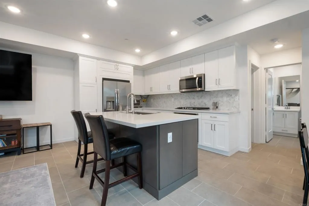 https://cdn.realtyfeed.com/cdn/127/306615785/eccbd8ef977460033475d84962281035.webp
