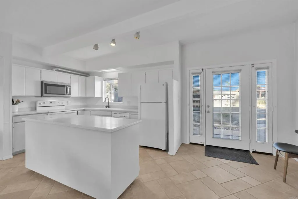https://cdn.realtyfeed.com/cdn/127/306616099/135dc4ddbf796d7cccda4cd80bd10701.webp