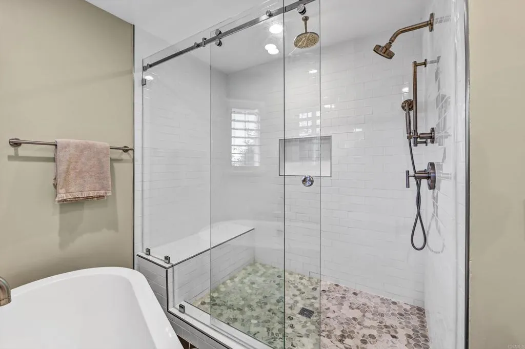 https://cdn.realtyfeed.com/cdn/127/306616364/251d3e4325326543d0bcaffcef9255cc.webp