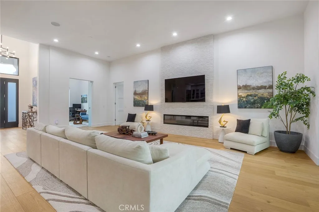 https://cdn.realtyfeed.com/cdn/127/306616450/94b7fa5bbf15b4c69c40463ad6401a27.webp