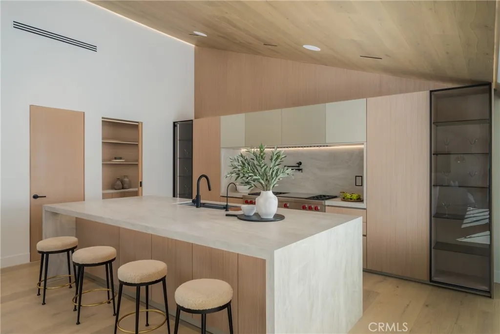 https://cdn.realtyfeed.com/cdn/127/306616651/e21a1ffed4a544d2d2c17278b9a0cf35.webp