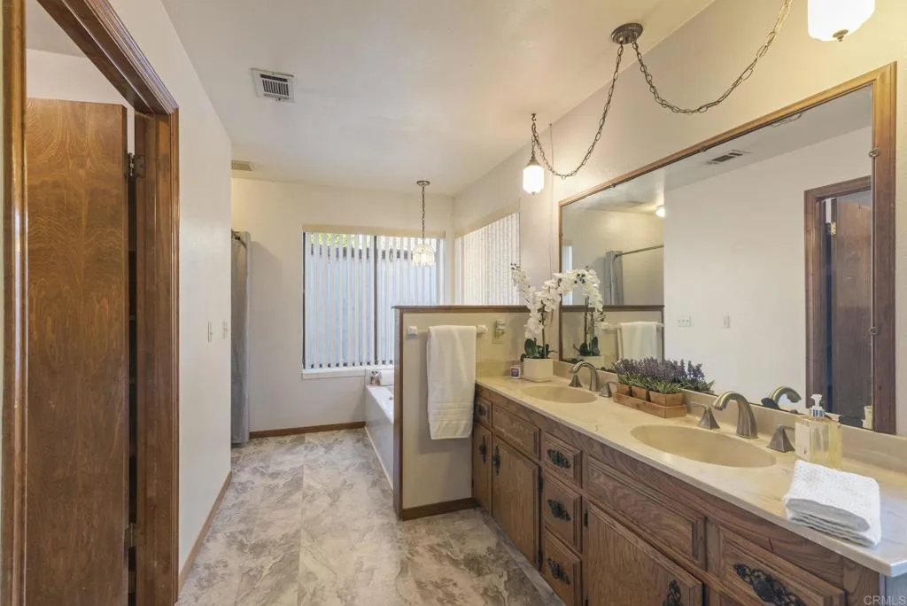 https://cdn.realtyfeed.com/cdn/127/306616897/28a99dc640cdf026b1524d2601b03079.webp
