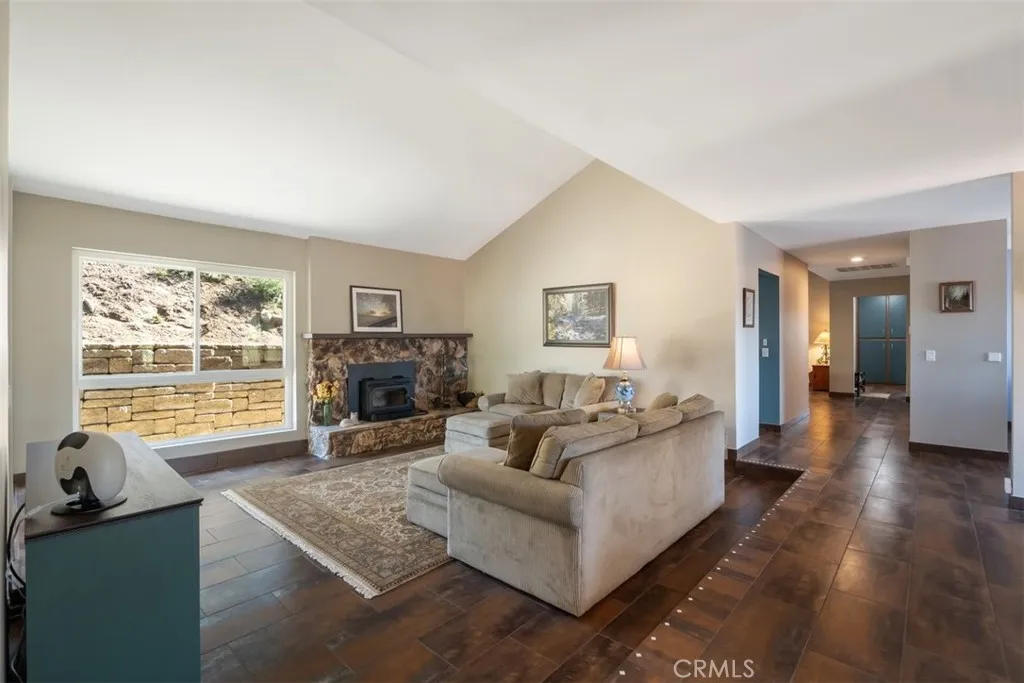 https://cdn.realtyfeed.com/cdn/127/306617070/886e22128abf8bb69b6187b3d1ce7c99.webp