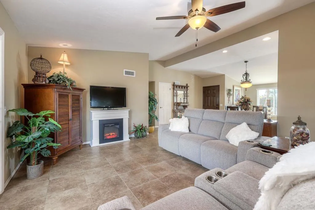 https://cdn.realtyfeed.com/cdn/127/306617124/e13737da72660ca8d9a00335e4b97100.webp