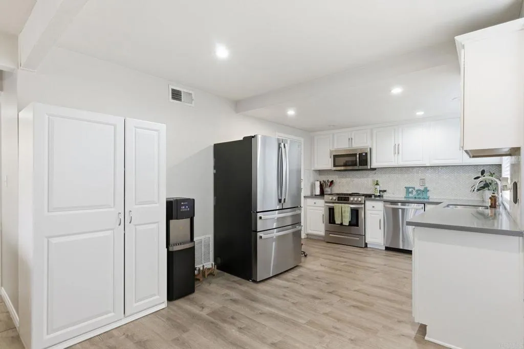 https://cdn.realtyfeed.com/cdn/127/306618225/348e5619c9373f6fe9fb5ff9c57f6d5c.webp
