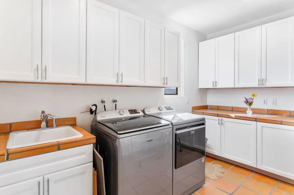 https://cdn.realtyfeed.com/cdn/127/306618411/1e98aea678b473455c63ae5312dcffcb.webp