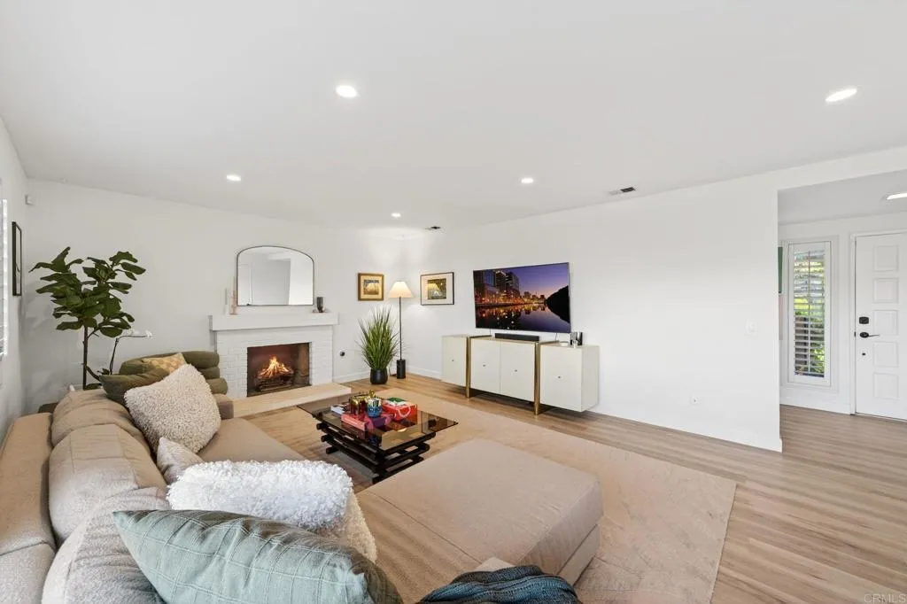 https://cdn.realtyfeed.com/cdn/127/306618471/603aaf30fd9f4f39156a340923680d33.webp