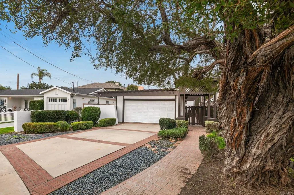 https://cdn.realtyfeed.com/cdn/127/306618480/8cc8b16b50a2b4518a872dcabf898cad.webp