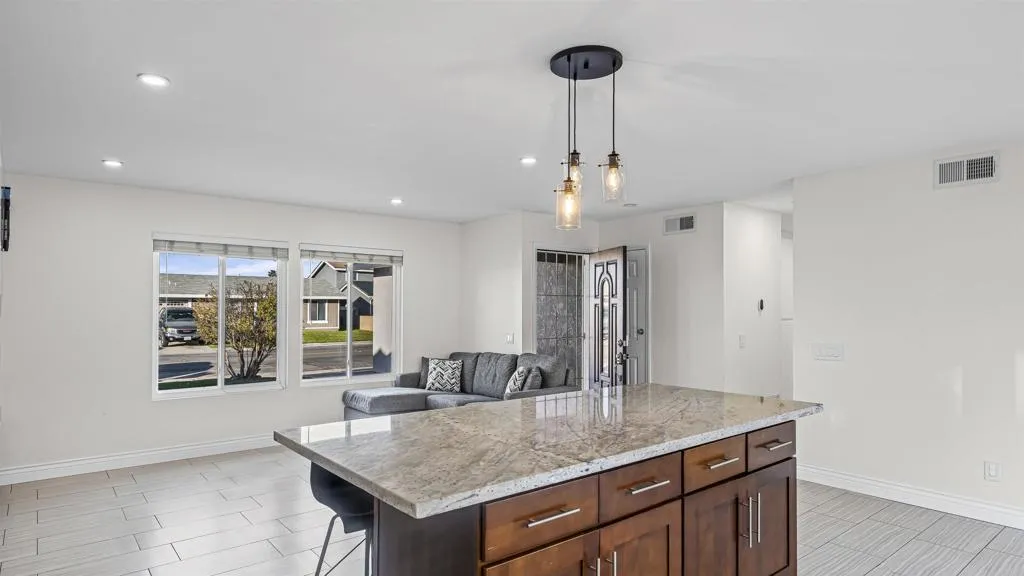 https://cdn.realtyfeed.com/cdn/127/306618594/885c4932b99c9db8ebaa2aa561873b85.webp