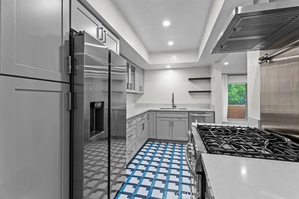 Los Angeles, CA 90068