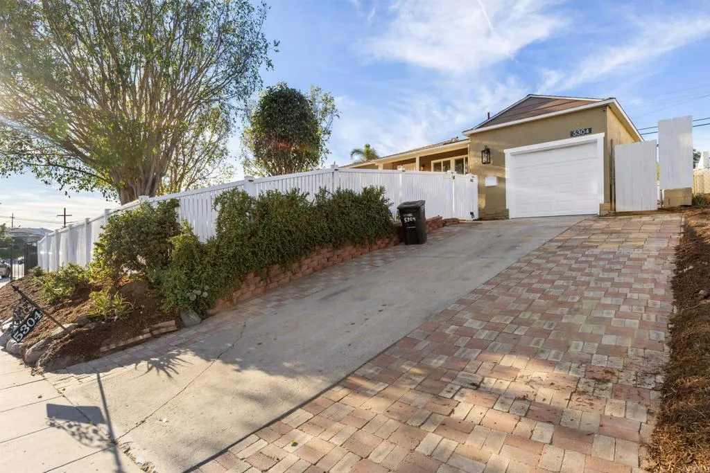https://cdn.realtyfeed.com/cdn/127/306620139/a6f6f1c6036b3220b17b3275cef08048.webp