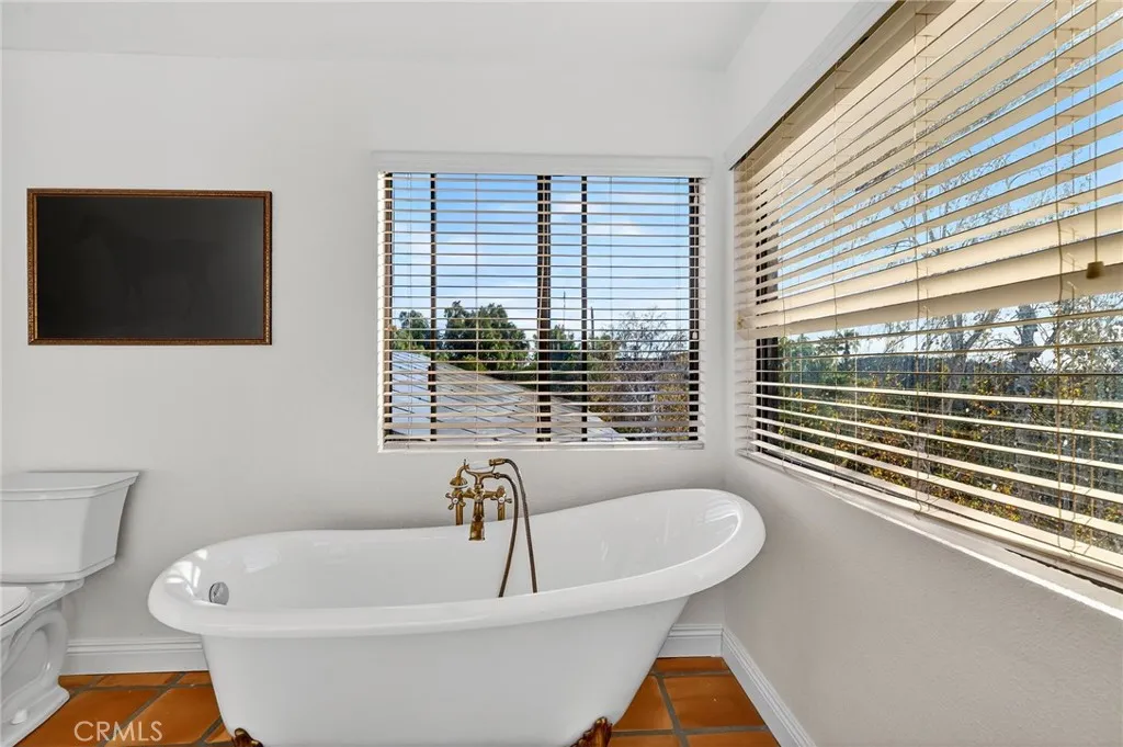 https://cdn.realtyfeed.com/cdn/127/306620277/e5c5f53e60bbaf9c3f50e3b122dbce93.webp