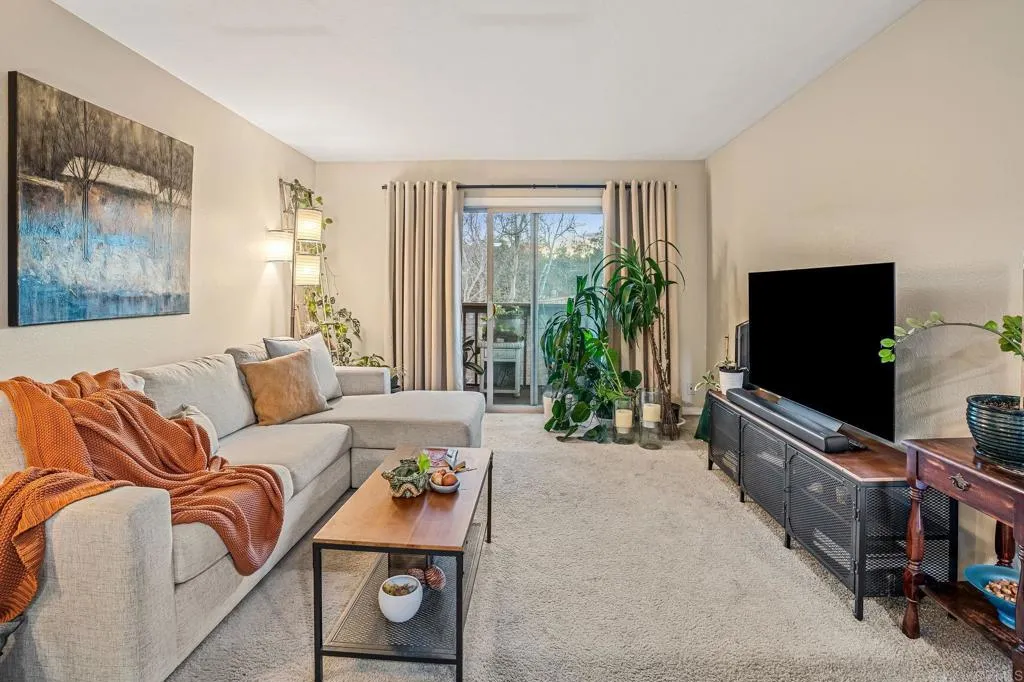https://cdn.realtyfeed.com/cdn/127/306620641/43a23f0f4008203782277c3b05bb5e4d.webp