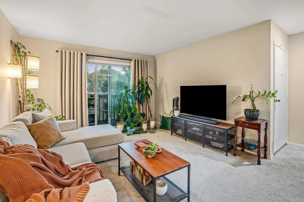 https://cdn.realtyfeed.com/cdn/127/306620641/7dd7d8bf63928d76d2ec9b34e2d3bf0d.webp