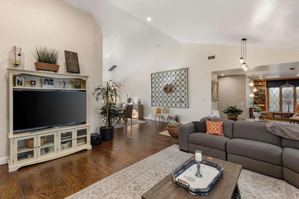 https://cdn.realtyfeed.com/cdn/127/306620755/790a330d01ae4faaa2338f882a513588.webp