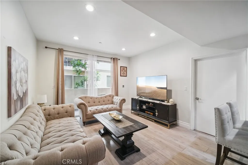 13951 Sherman Way Unit 204, Van Nuys, CA 91405 - Photo 3 of 30, Van Nuys, CA