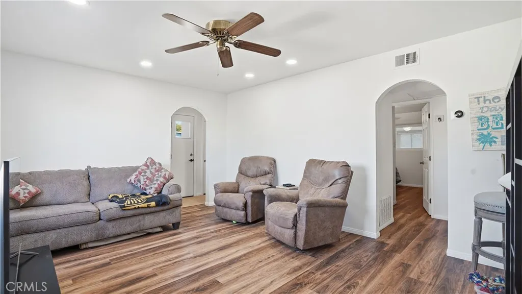 https://cdn.realtyfeed.com/cdn/127/306621001/02de96584a099e594032c0ca5ba06b78.webp