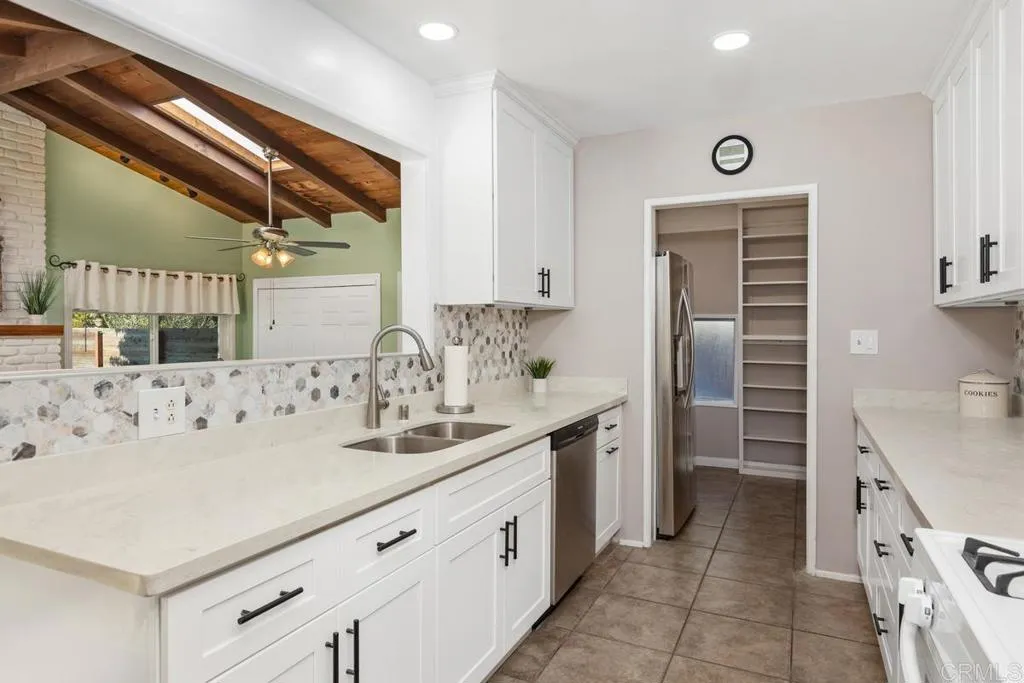 https://cdn.realtyfeed.com/cdn/127/306621004/f5d3087495384e8f8517571e0c9ba715.webp
