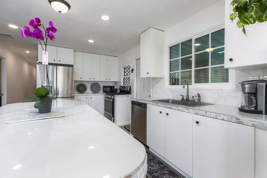 https://cdn.realtyfeed.com/cdn/127/306621727/20b76f828ae9f6e02872934ddf0dddfe.webp