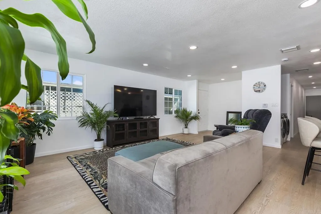 https://cdn.realtyfeed.com/cdn/127/306621727/5c1f27817e076b06301ead92982e8e43.webp