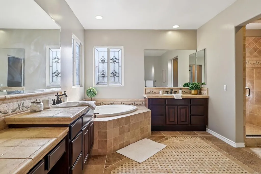 https://cdn.realtyfeed.com/cdn/127/306621734/220f99fea312d36f38ad8779c32c3a63.webp
