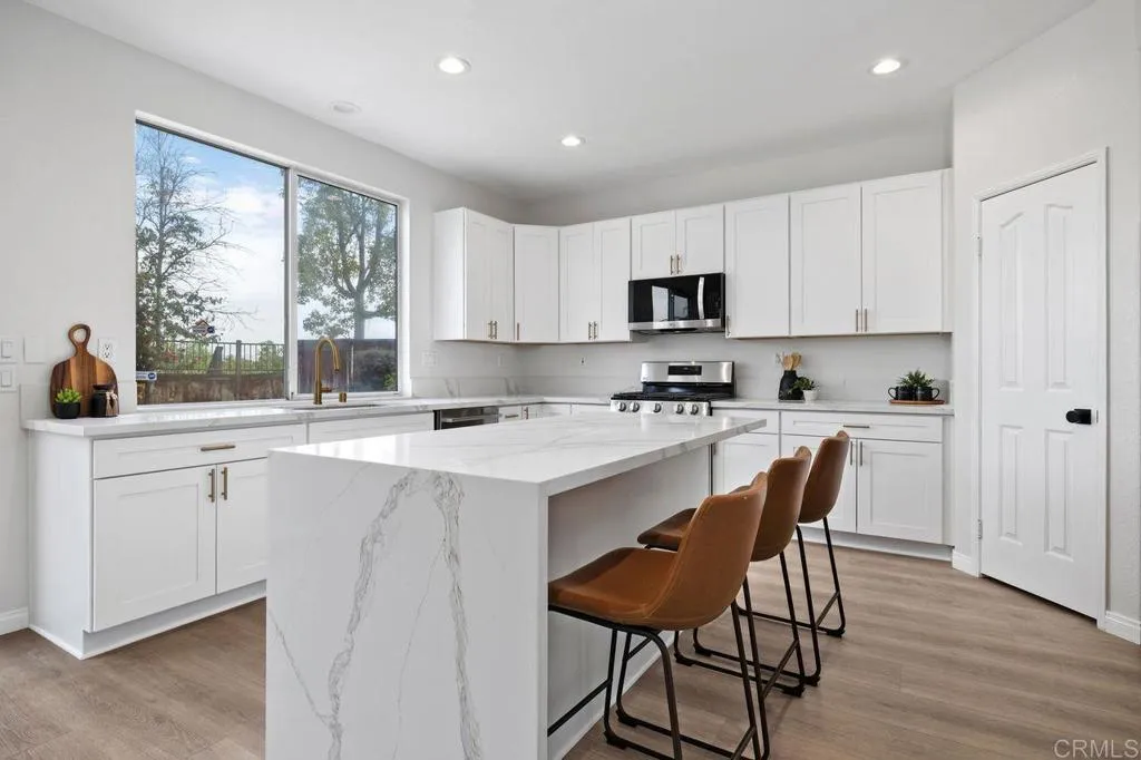 https://cdn.realtyfeed.com/cdn/127/306621950/15ab4357640f8497d50eecf3af578dc4.webp