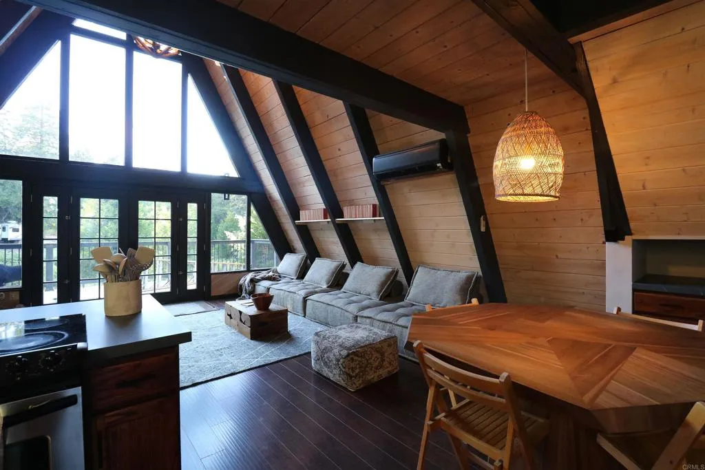 https://cdn.realtyfeed.com/cdn/127/306622226/ccee6b012878a626ed70ab0bb65fcf9a.webp