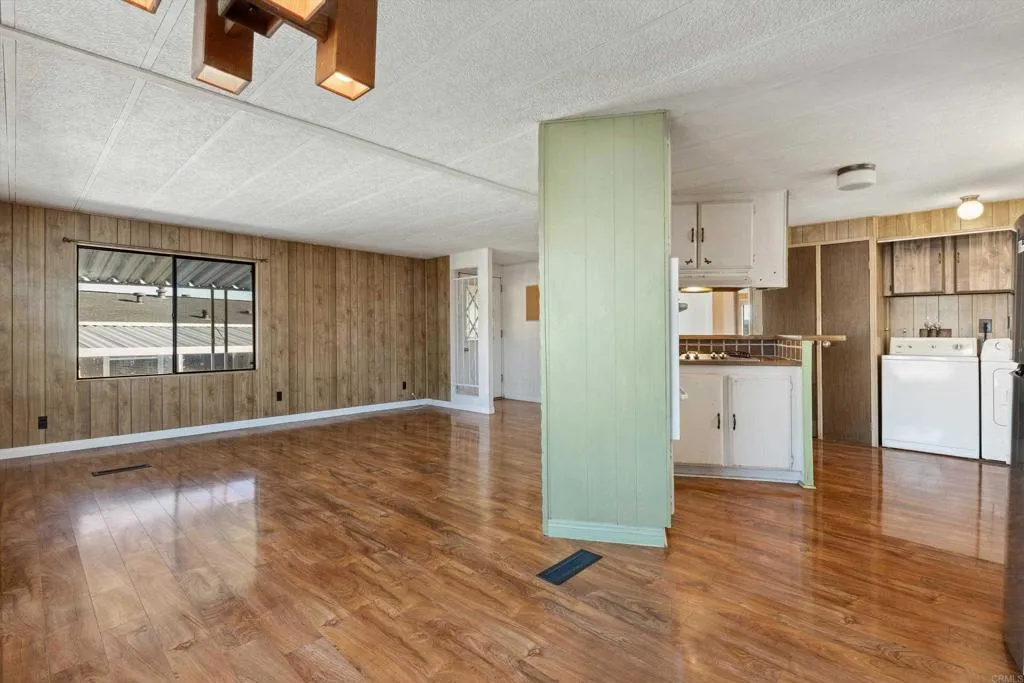 https://cdn.realtyfeed.com/cdn/127/306622351/d35f8db33ad6c7ef3ae94cc3524ae1f6.webp