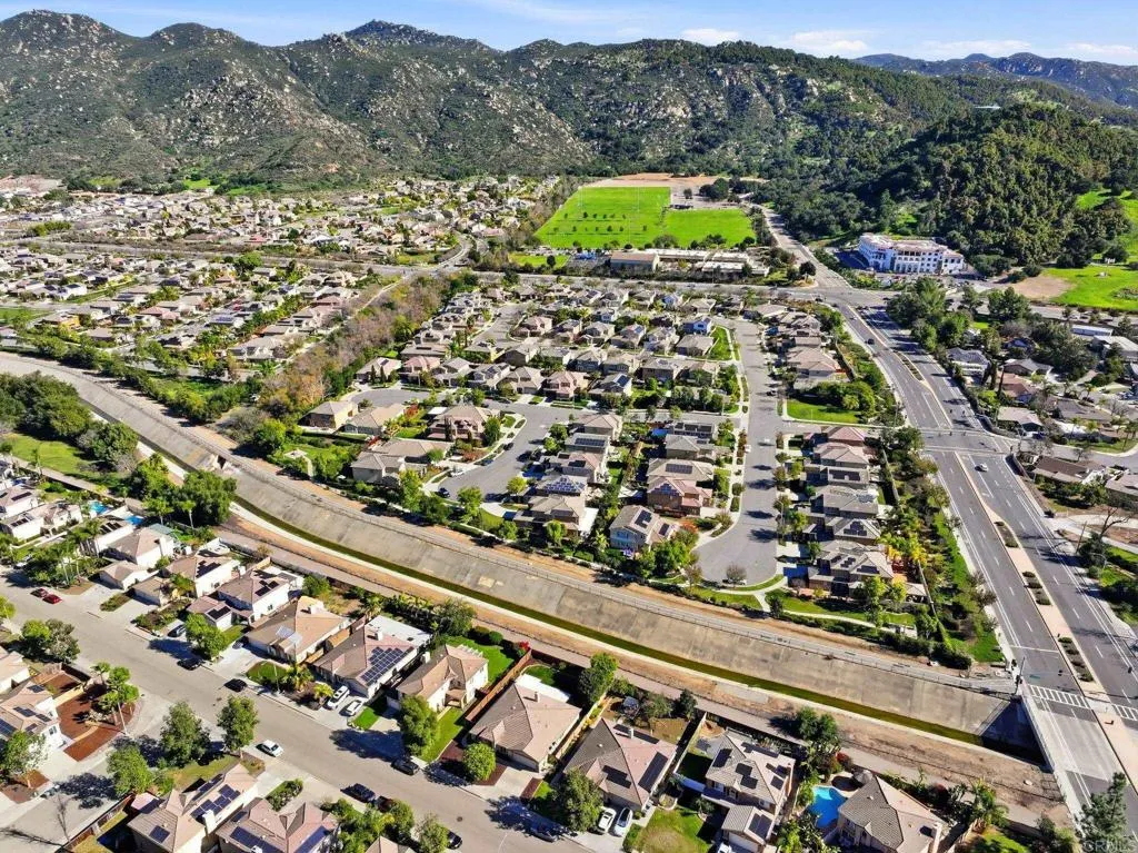 https://cdn.realtyfeed.com/cdn/127/306622386/c9a6b4420762a50ea06b8b50adb81876.webp