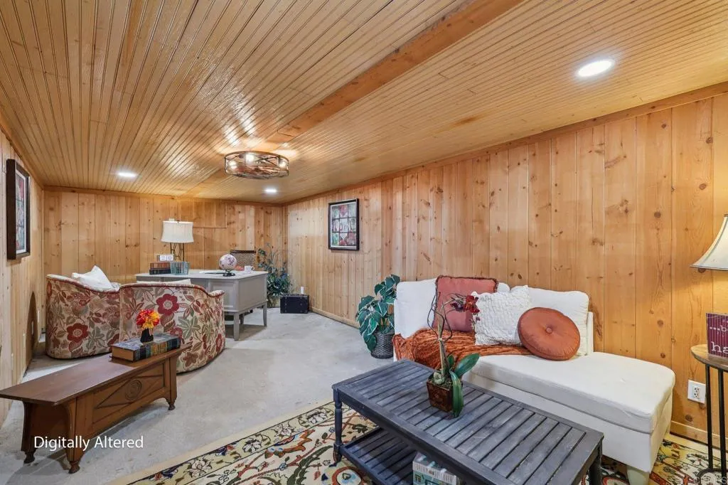 https://cdn.realtyfeed.com/cdn/127/306623124/f9e0be175de5741a31969b96fae14bc7.webp