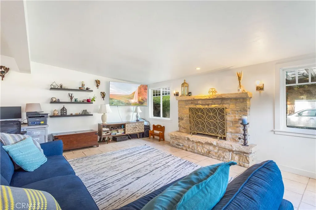 https://cdn.realtyfeed.com/cdn/127/306623535/52da338bd7f746260617135d747a2c66.webp