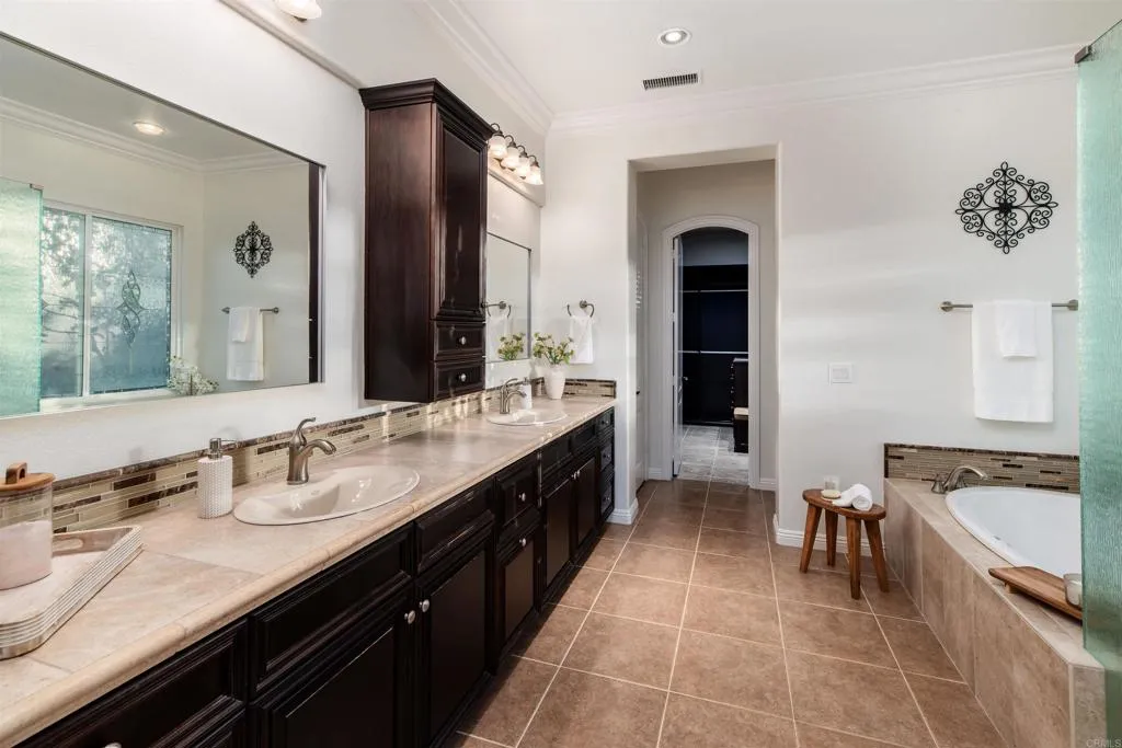 https://cdn.realtyfeed.com/cdn/127/306623957/e7e9e01fb761badf822a990e947c956b.webp