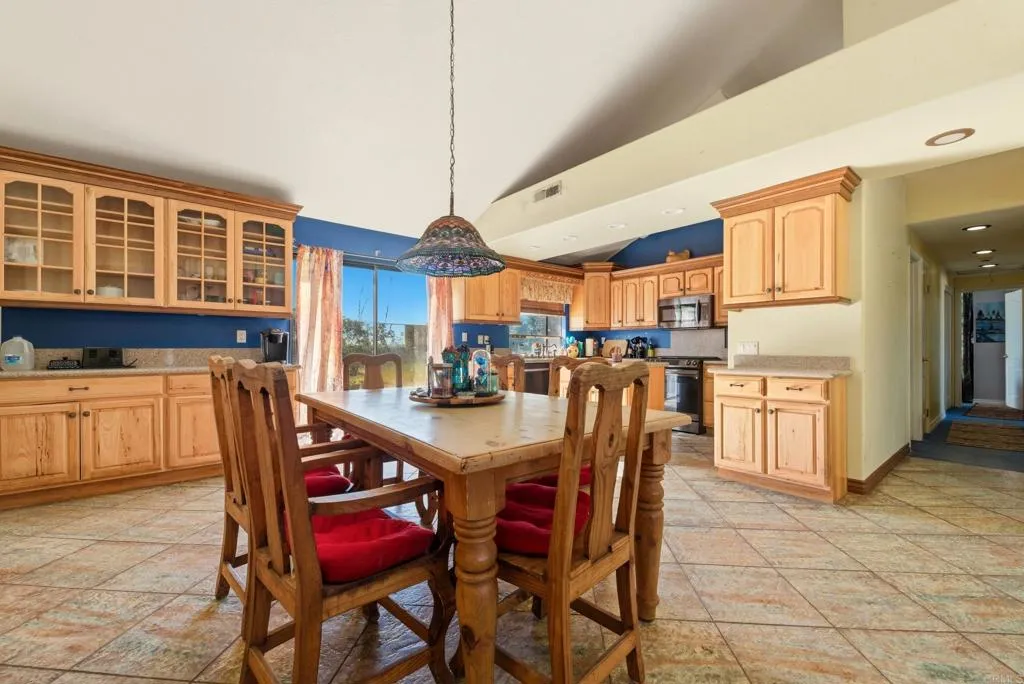 https://cdn.realtyfeed.com/cdn/127/306624491/42cf8d6037c742319edf027f102c5491.webp