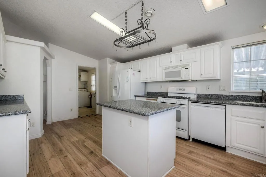 https://cdn.realtyfeed.com/cdn/127/306625339/b2fa56ce555674d8620a6c892f006dd6.webp