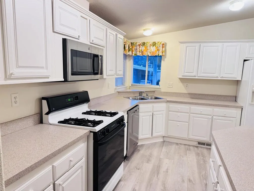 https://cdn.realtyfeed.com/cdn/127/306625449/024960c69621faf02e86c6f043c38e97.webp