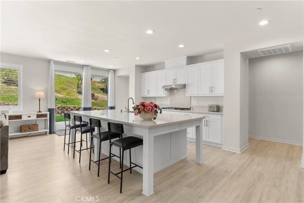 https://cdn.realtyfeed.com/cdn/127/306625988/afff9686d995437c9b7c92fc93b08358.webp